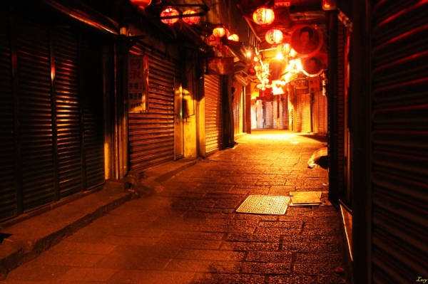 走在蜿蜒古街道,迎著大红灯笼一盏盏,清冷街道,我回到悲情城市的世界