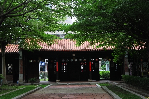 entrance 