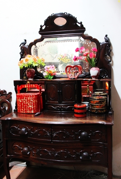 Chinese-styled dressing table as a wedding gift